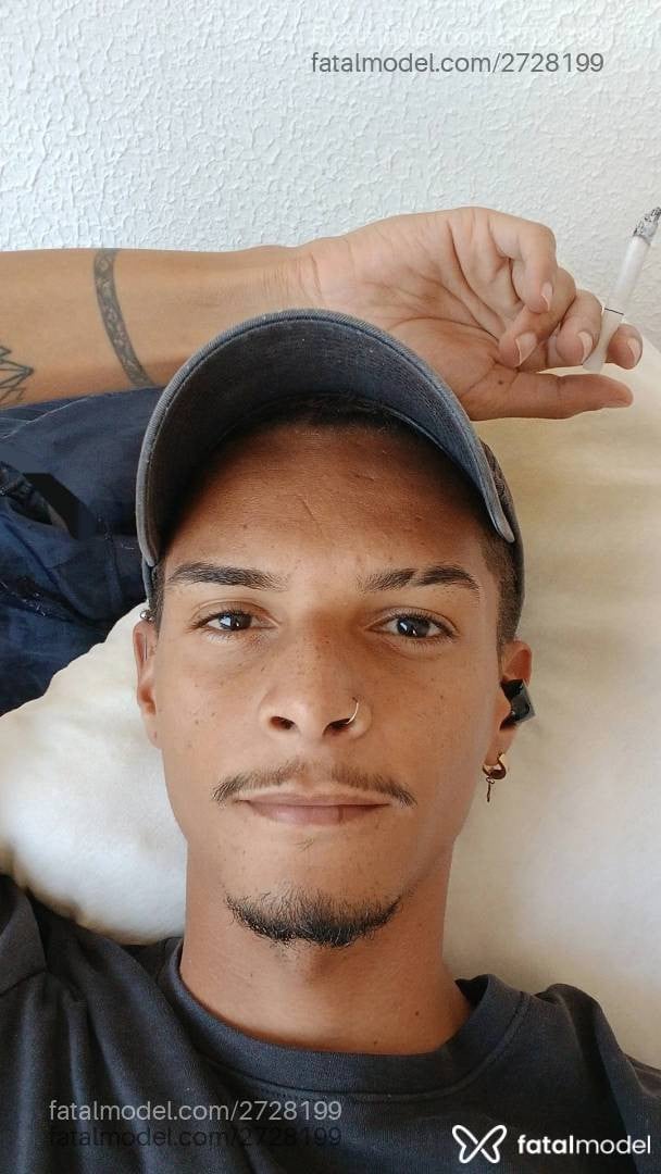 Acompanhante homem com cabelo castanho de olhos pretos - Augusto Acompanhante homem com cabelo castanho de olhos pretos - Augusto