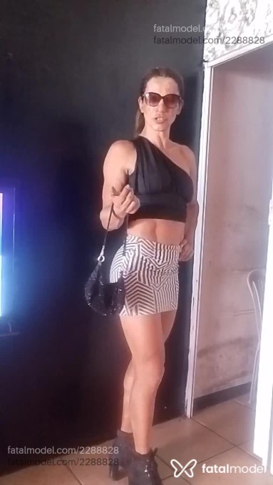 Acompanhante mulher trans com cabelo colorido de olhos castanhos em Anápolis - Felicia