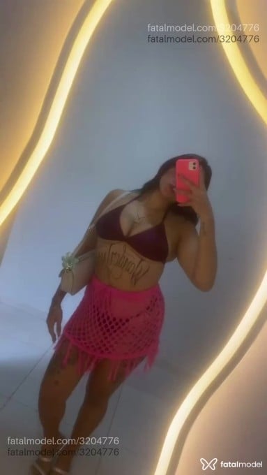 Acompanhante mulher com cabelo castanho de olhos mel - Ametista Acompanhante mulher com cabelo castanho de olhos mel - Ametista