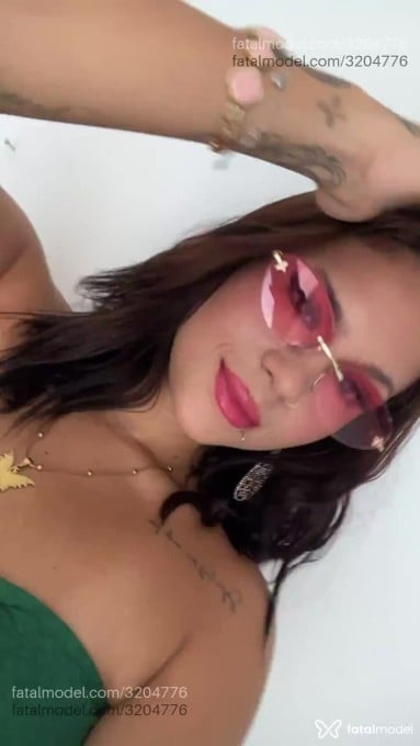 Acompanhante mulher com cabelo castanho de olhos mel - Ametista Acompanhante mulher com cabelo castanho de olhos mel - Ametista