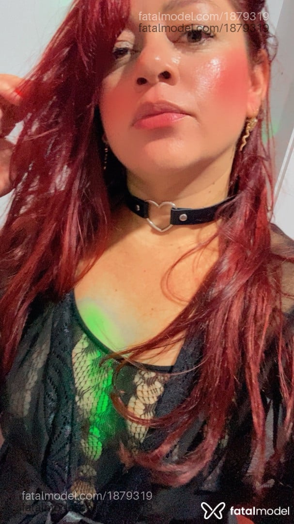 Acompanhante mulher com cabelo colorido de olhos castanhos - Carol Acompanhante mulher com cabelo colorido de olhos castanhos - Carol