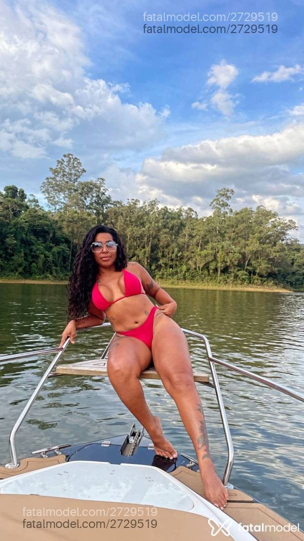 Acompanhante mulher com cabelo castanho de olhos pretos - Suzane