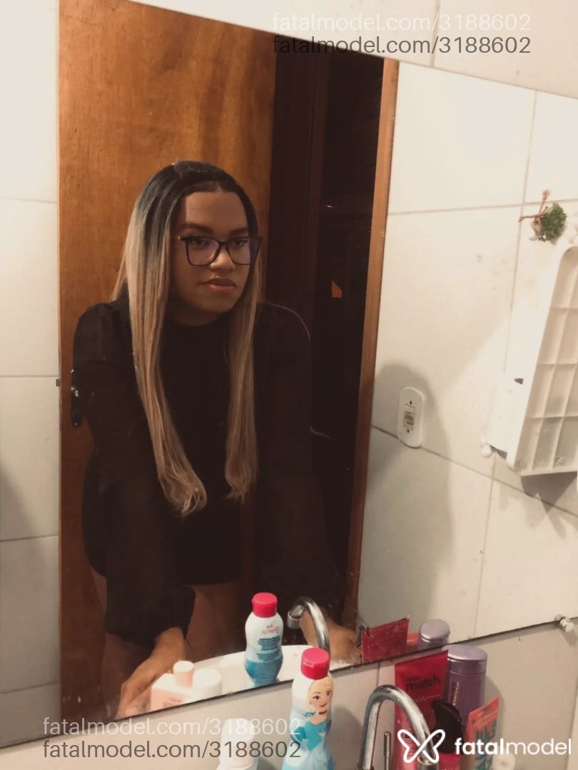 Acompanhante mulher trans com cabelo castanho de olhos castanhos em Macaé - Gutierrez