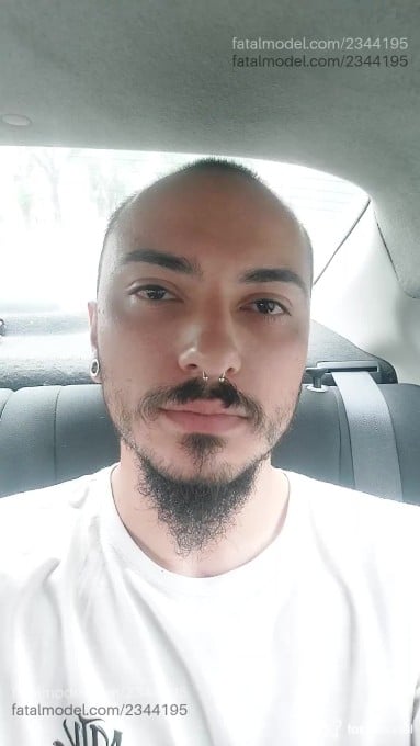 Acompanhante homem com cabelo castanho de olhos castanhos em Curitiba Acompanhante homem com cabelo castanho de olhos castanhos em Curitiba - Jhony Gênio