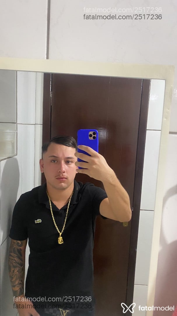 Acompanhante homem com cabelo castanho de olhos azuis em Curitiba - Ribeiro