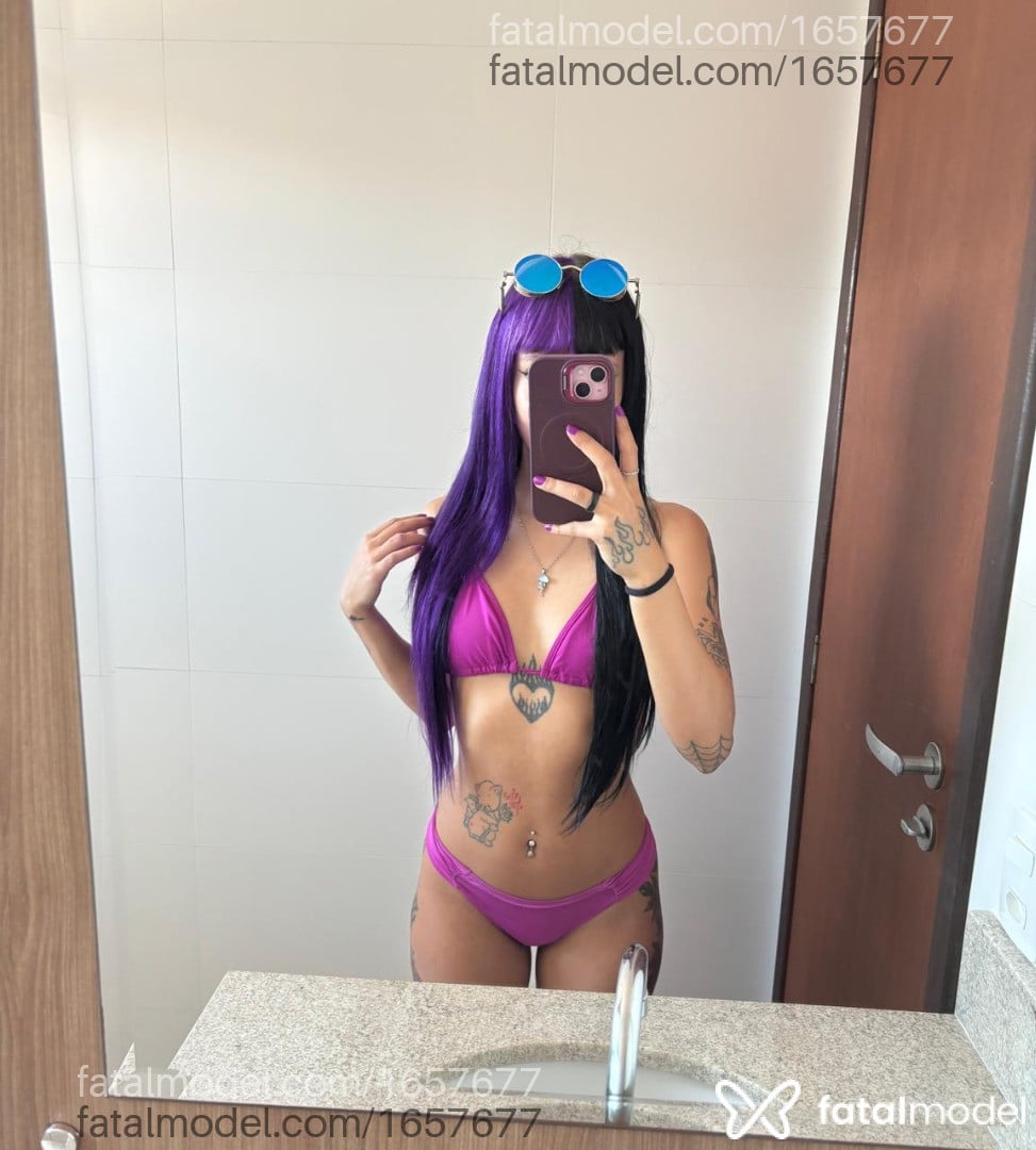 Acompanhante mulher com cabelo colorido de olhos mel - Luana Neko Acompanhante mulher com cabelo colorido de olhos mel - Luana Neko