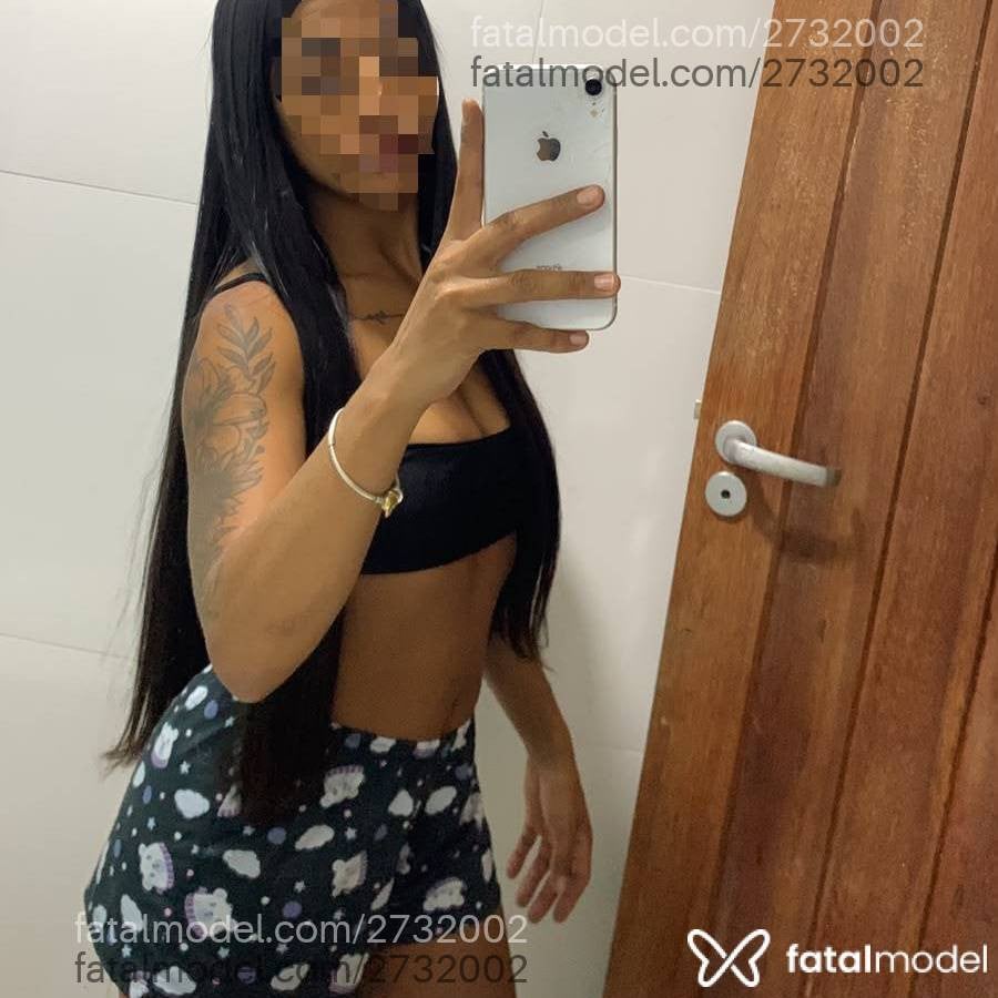 Acompanhante mulher morena (o) de olhos pretos - Majuu
