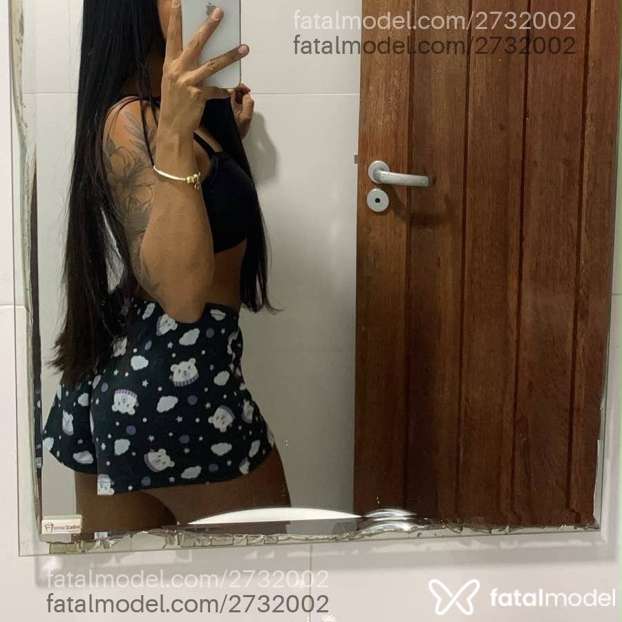 Acompanhante mulher morena (o) de olhos pretos - Majuu