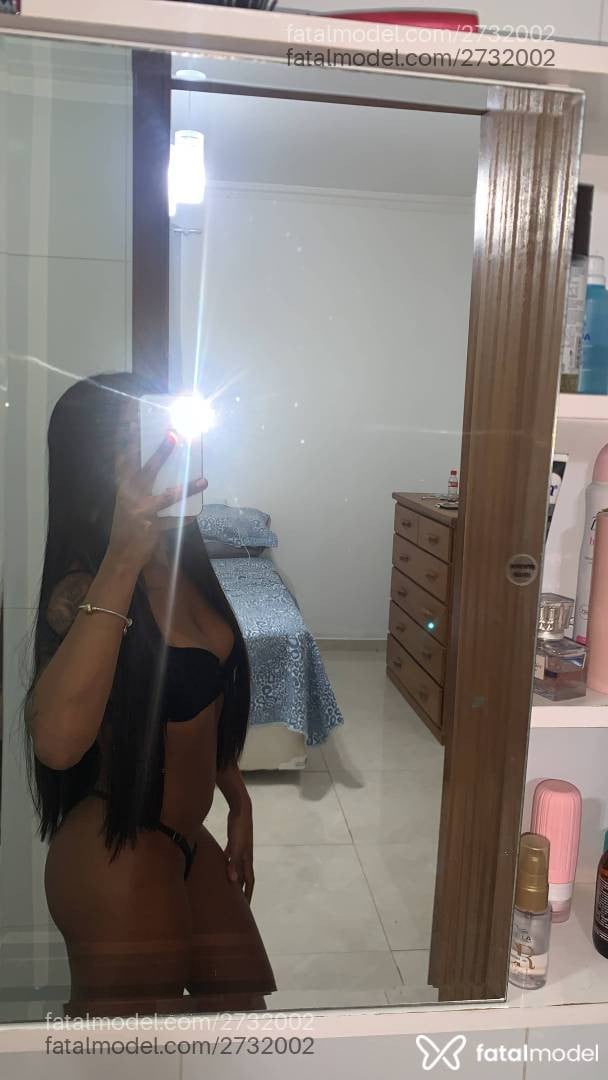 Acompanhante mulher morena (o) de olhos pretos - Majuu