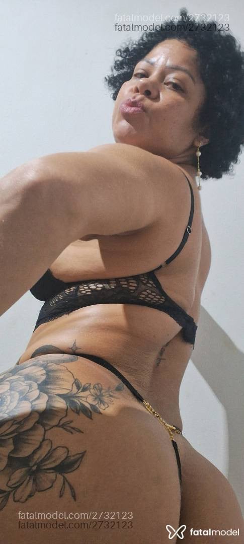 Acompanhante mulher morena (o) de olhos mel - Mel