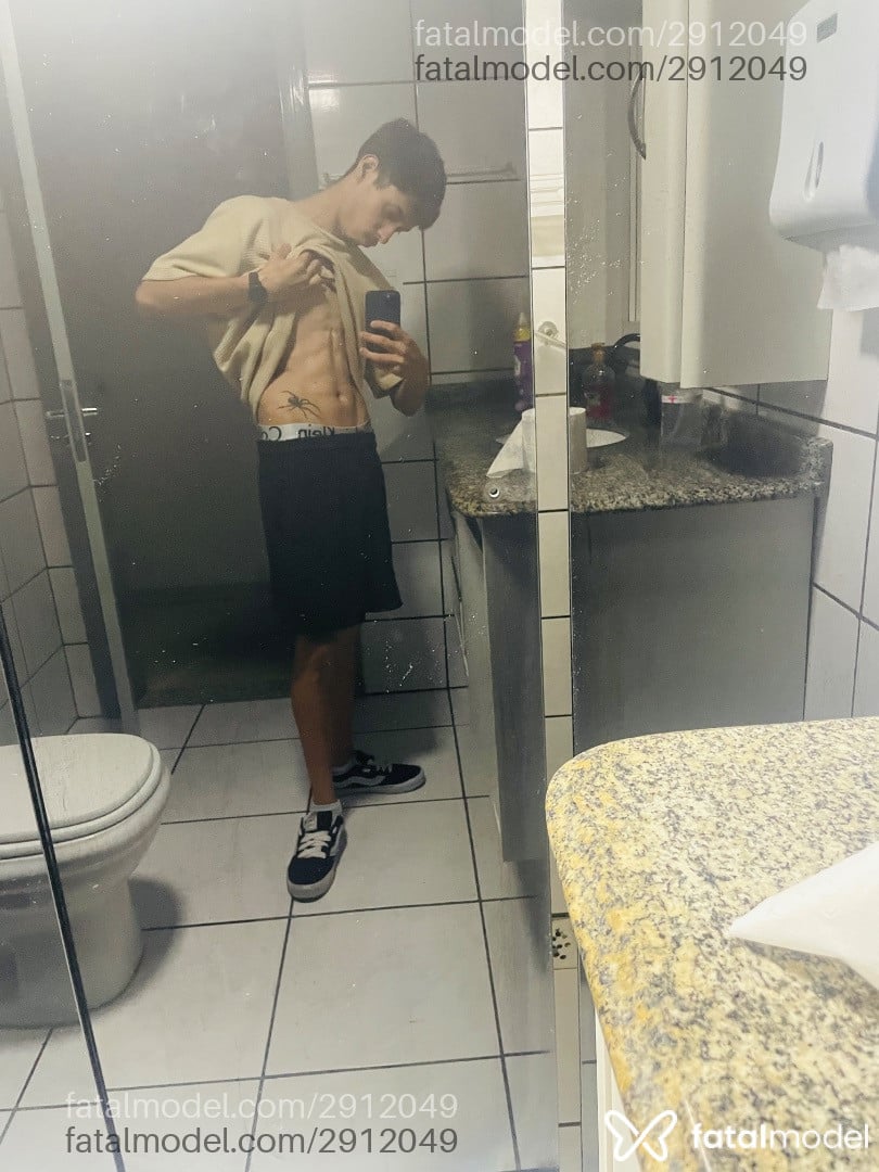 Acompanhante homem com cabelo castanho de olhos castanhos em Criciúma - Micass