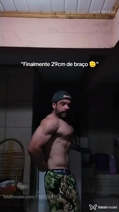 Acompanhante homem com cabelo castanho de olhos castanhos em São Paulo - Robenzeta