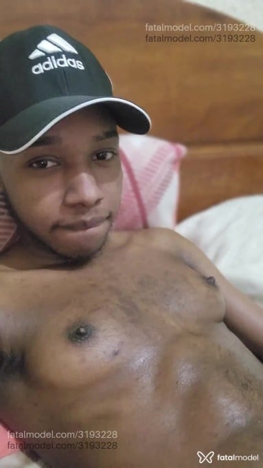 Acompanhante homem trans com cabelo castanho de olhos pretos - Erick