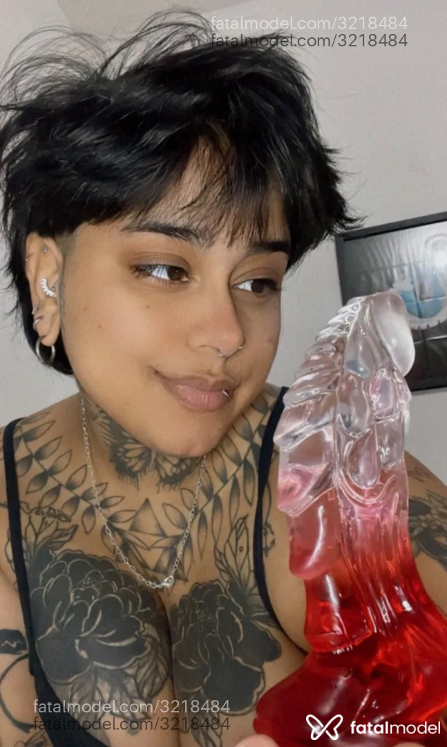 Acompanhante mulher morena (o) de olhos castanhos em Virtual Acompanhante mulher morena (o) de olhos castanhos em Virtual - Magali