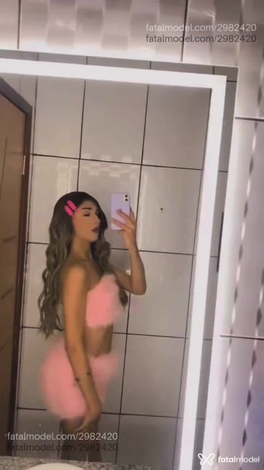 Acompanhante mulher trans loira (o) de olhos castanhos - Lara