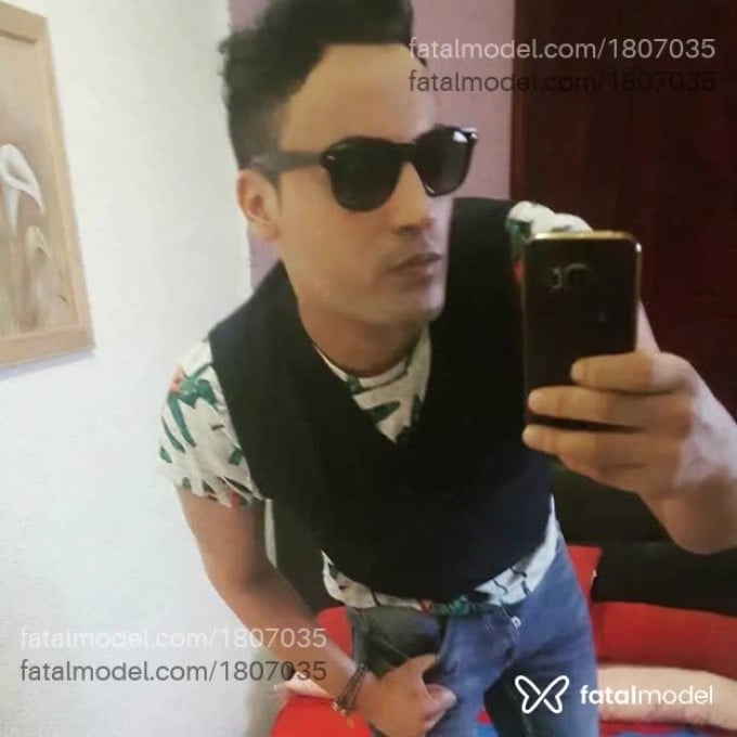 Acompanhante homem com cabelo castanho de olhos castanhos - Miguel Acompanhante homem com cabelo castanho de olhos castanhos - Miguel