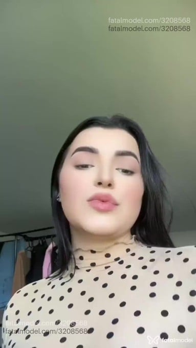 Acompanhante mulher com cabelo castanho de olhos castanhos - Imola Acompanhante mulher com cabelo castanho de olhos castanhos - Imola