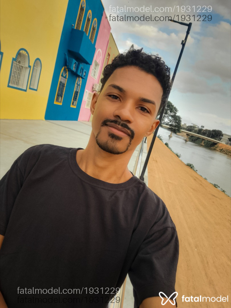 Acompanhante homem morena (o) de olhos castanhos em Capivari de Baixo - Carvalho