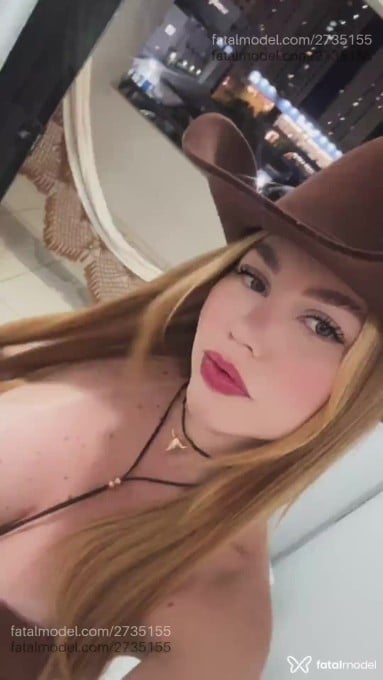 Acompanhante mulher com cabelo castanho de olhos verdes em Goiânia - Alexia Karen