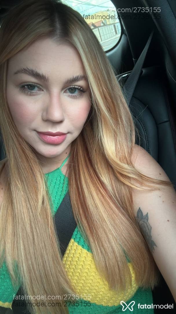 Acompanhante mulher com cabelo castanho de olhos verdes em Goiânia - Alexia Karen