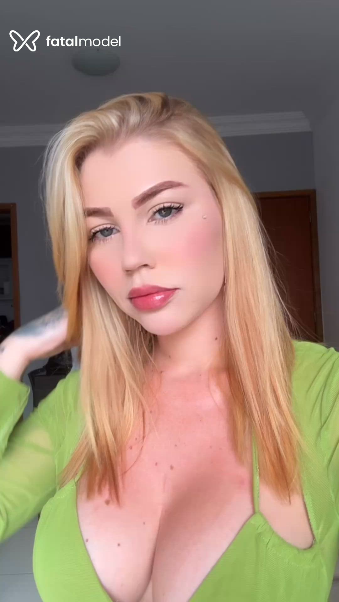Acompanhante mulher com cabelo castanho de olhos verdes - Alexia Karen