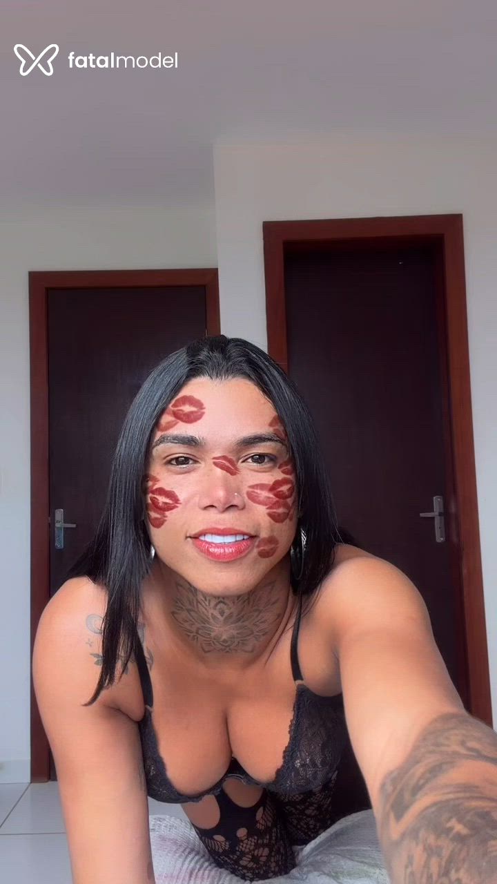 Acompanhante mulher trans morena (o) de olhos pretos - Júlia Santos