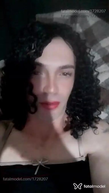 Acompanhante mulher trans com cabelo castanho de olhos verdes - Manuella