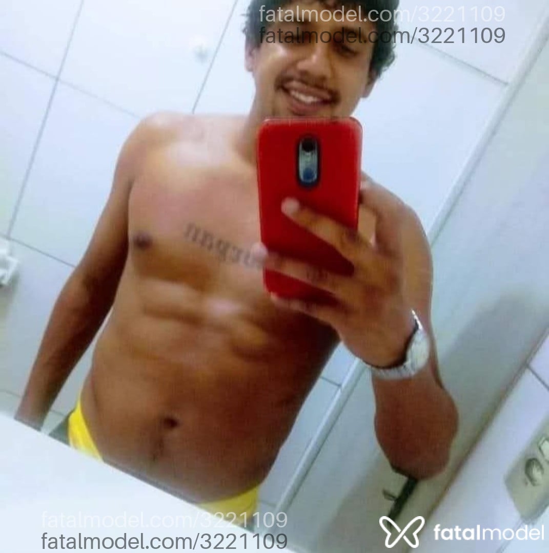 Acompanhante homem com cabelo grisalho de olhos castanhos - Junior Acompanhante homem com cabelo grisalho de olhos castanhos - Junior