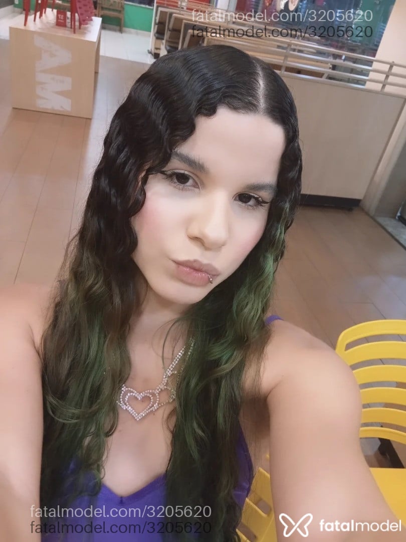 Acompanhante mulher trans com cabelo castanho de olhos castanhos em Araraquara Acompanhante mulher trans com cabelo castanho de olhos castanhos em Araraquara - Evellyn Thays