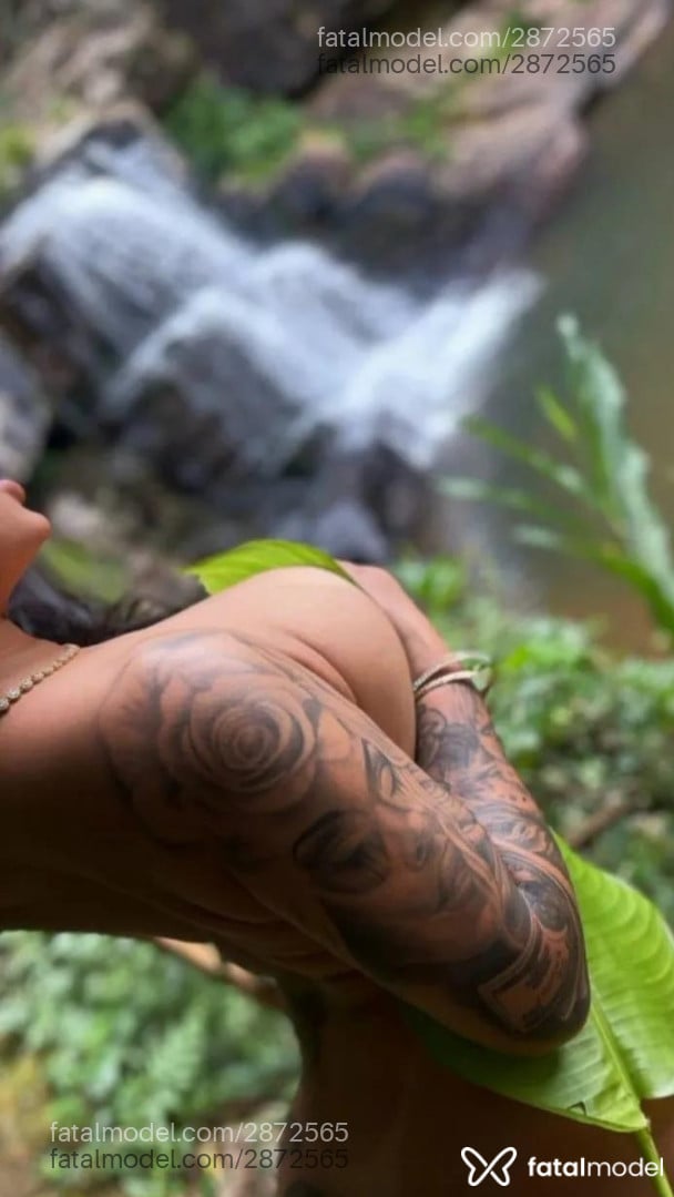 Acompanhante mulher com cabelo colorido de olhos castanhos em Pelotas - Luara