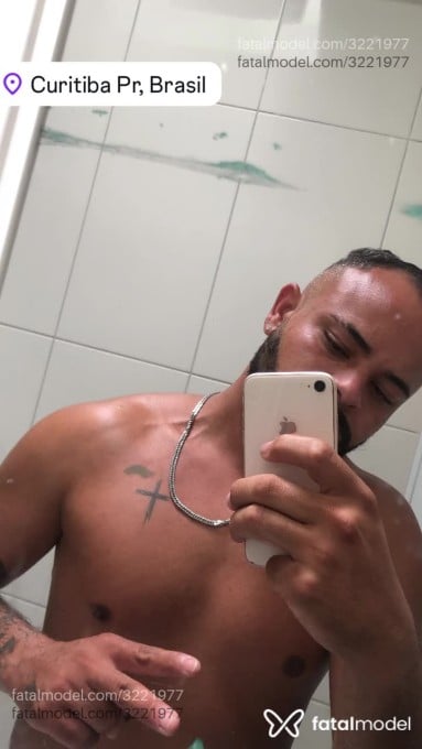 Acompanhante homem com cabelo grisalho de olhos castanhos em São Paulo - Clleyton