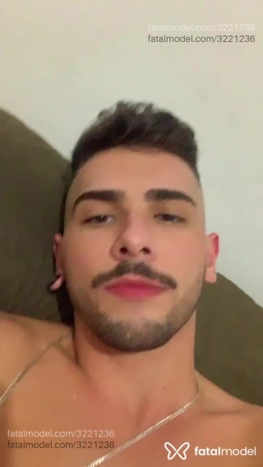Acompanhante homem com cabelo castanho de olhos castanhos em Rio de Janeiro - DgVinteCentimetros