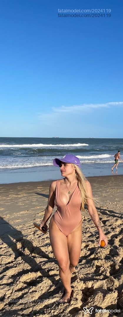 Acompanhante mulher loira (o) de olhos castanhos em Balneário Camboriú - Anna