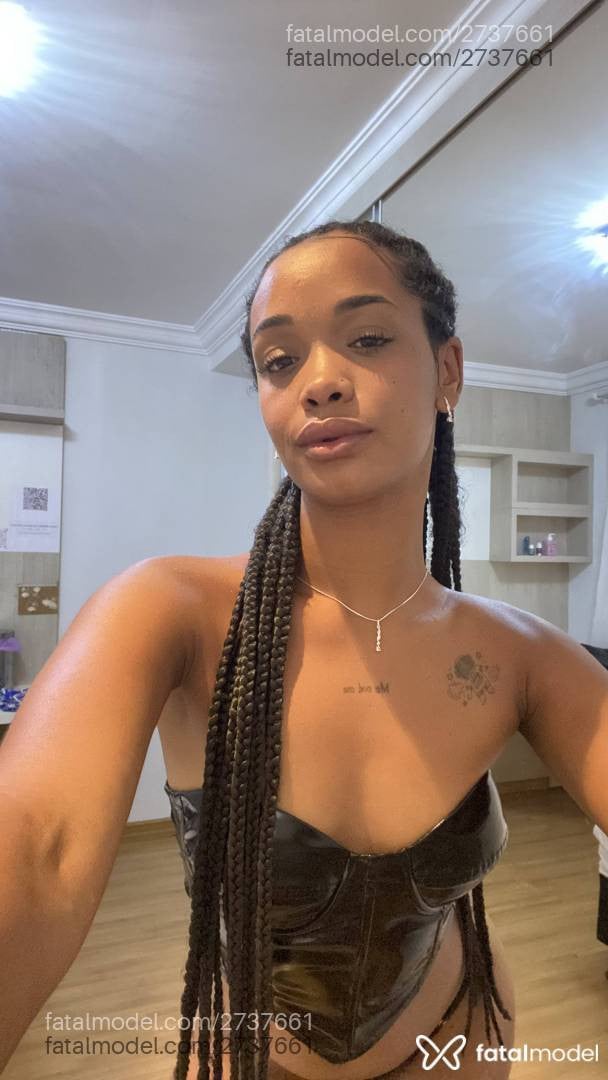 Acompanhante mulher com cabelo castanho de olhos castanhos - Rafaela Monteiro