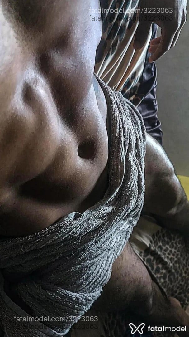 Acompanhante homem morena (o) de olhos castanhos - TavaresX Acompanhante homem morena (o) de olhos castanhos - TavaresX