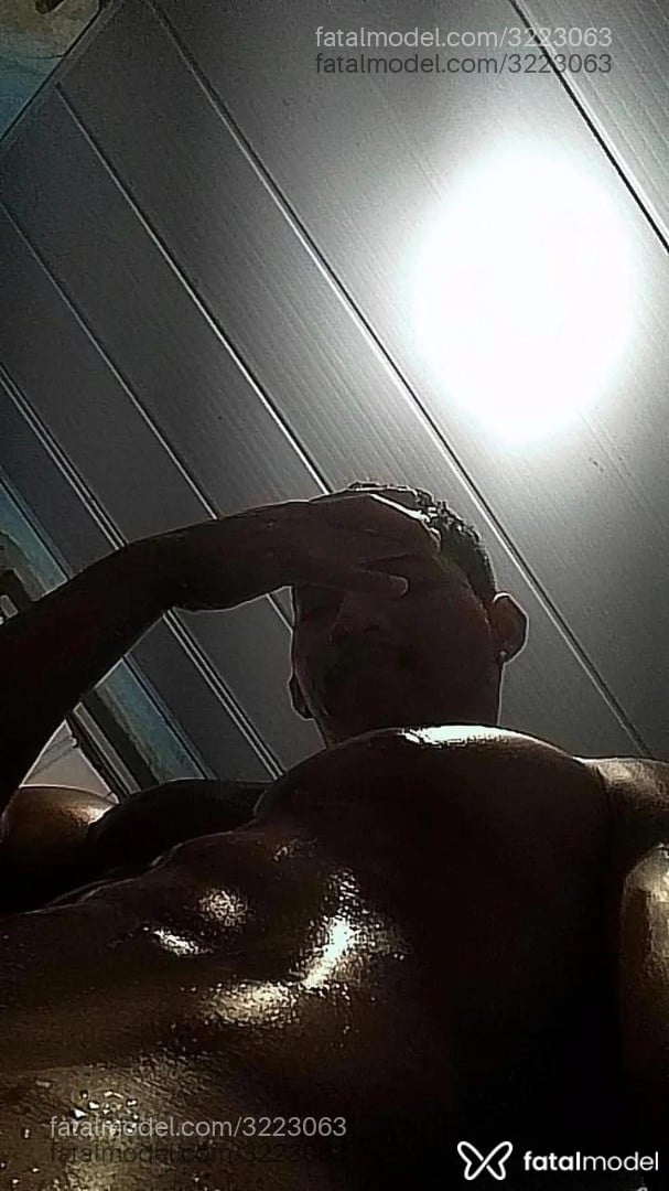 Acompanhante homem morena (o) de olhos castanhos - TavaresX Acompanhante homem morena (o) de olhos castanhos - TavaresX