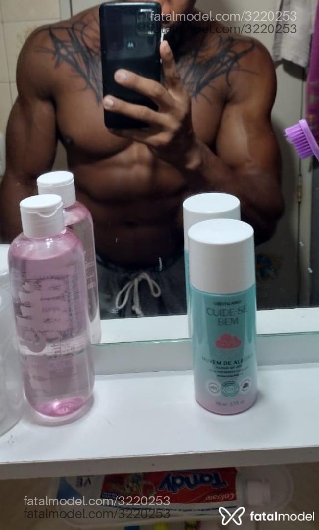 Acompanhante homem sem cabelo de olhos pretos em São Paulo Acompanhante homem sem cabelo de olhos pretos em São Paulo - Vitor