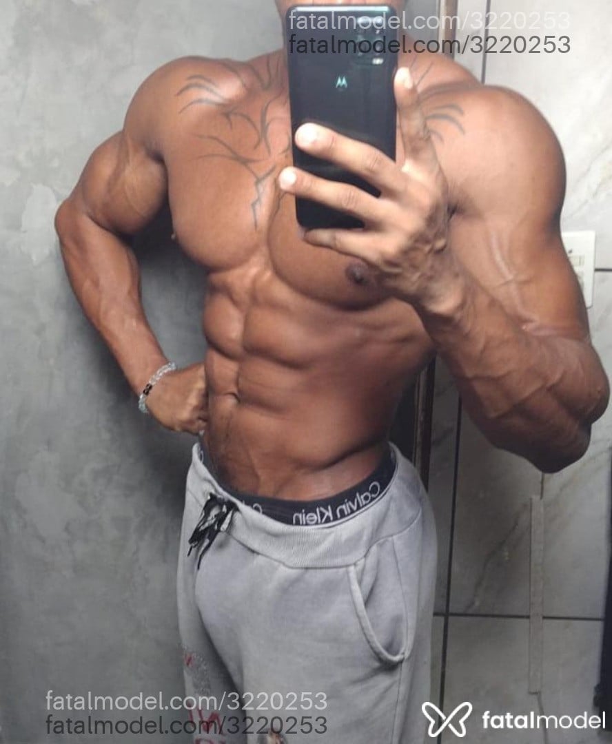 Acompanhante homem sem cabelo de olhos pretos em São Paulo Acompanhante homem sem cabelo de olhos pretos em São Paulo - Vitor