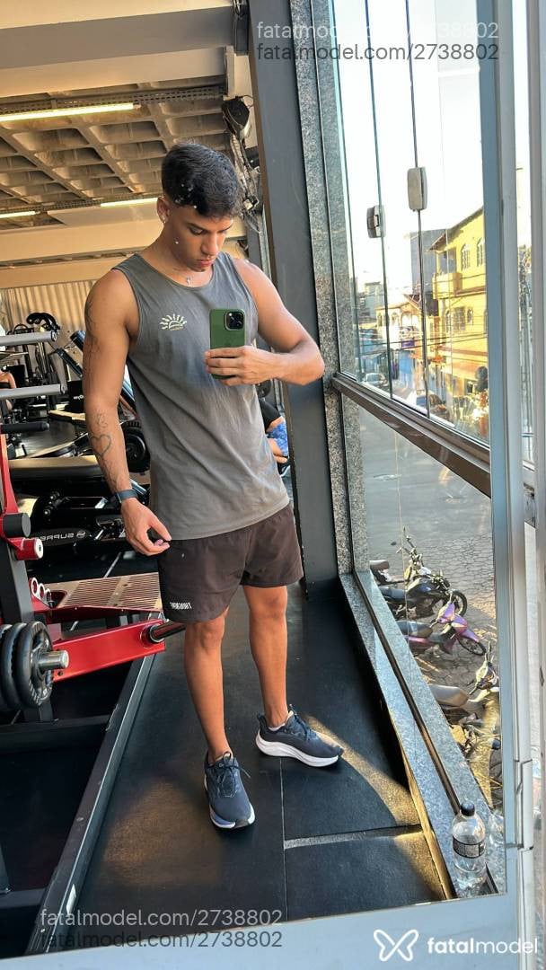 Acompanhante homem com cabelo castanho de olhos castanhos - Gedzin