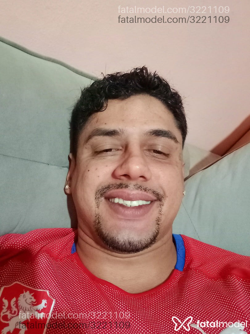 Acompanhante homem com cabelo grisalho de olhos castanhos - Junior Acompanhante homem com cabelo grisalho de olhos castanhos - Junior