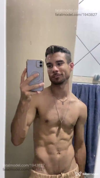 Acompanhante homem com cabelo castanho de olhos castanhos em Americana - França