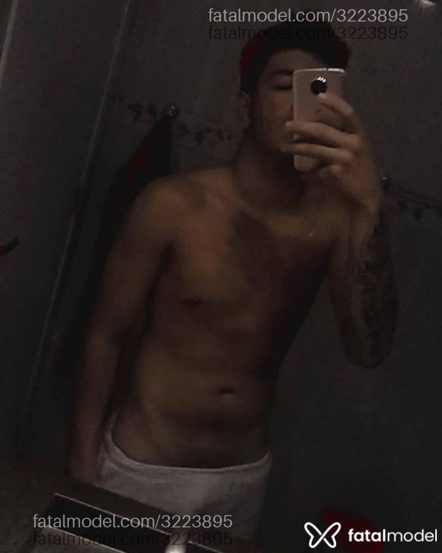 Acompanhante homem com cabelo castanho de olhos castanhos em Porto Belo Acompanhante homem com cabelo castanho de olhos castanhos em Porto Belo - Freitas