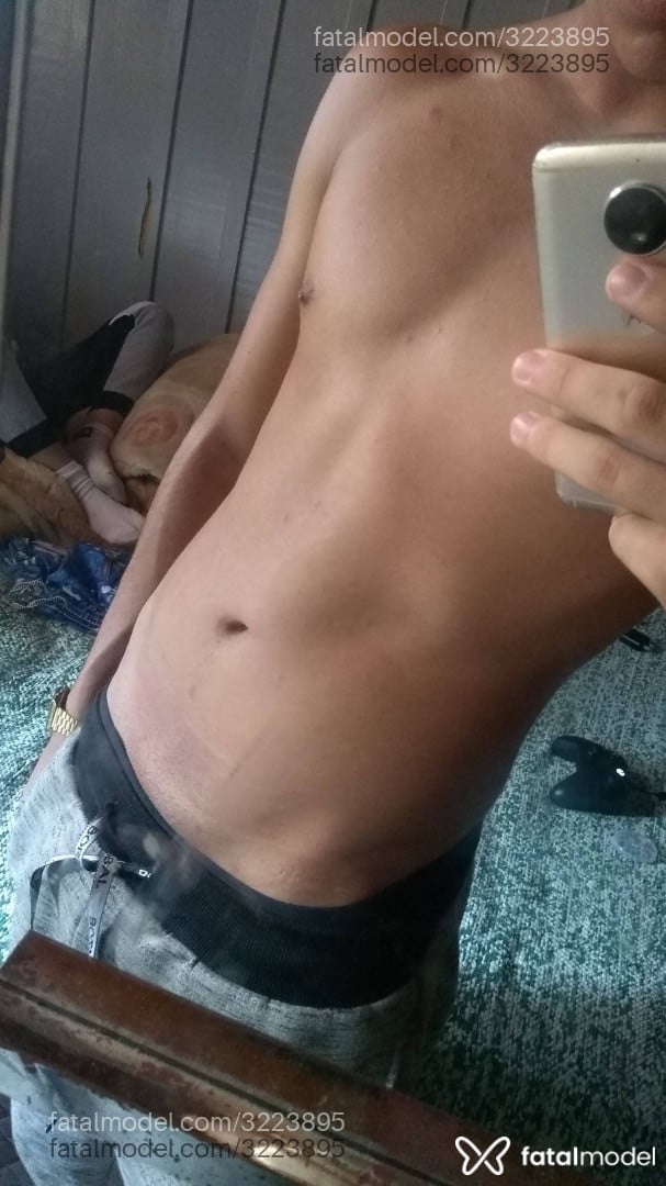Acompanhante homem com cabelo castanho de olhos castanhos em Porto Belo Acompanhante homem com cabelo castanho de olhos castanhos em Porto Belo - Freitas