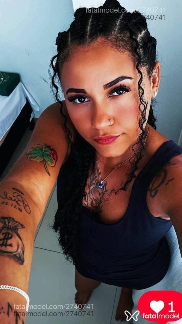 Acompanhante mulher morena (o) de olhos pretos - Morena