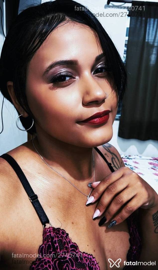 Acompanhante mulher morena (o) de olhos pretos - Morena