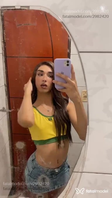 Acompanhante mulher trans loira (o) de olhos castanhos - Lara Acompanhante mulher trans loira (o) de olhos castanhos - Lara