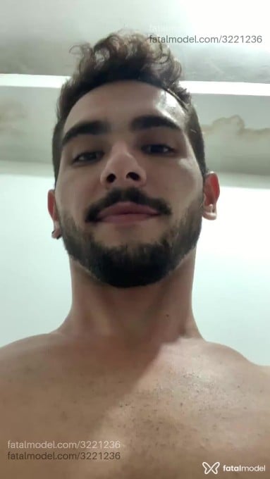 Acompanhante homem com cabelo castanho de olhos castanhos em Rio de Janeiro - DgVinteCentimetros
