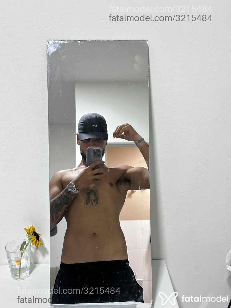 Acompanhante homem com cabelo castanho de olhos castanhos - Daniel Acompanhante homem com cabelo castanho de olhos castanhos - Daniel