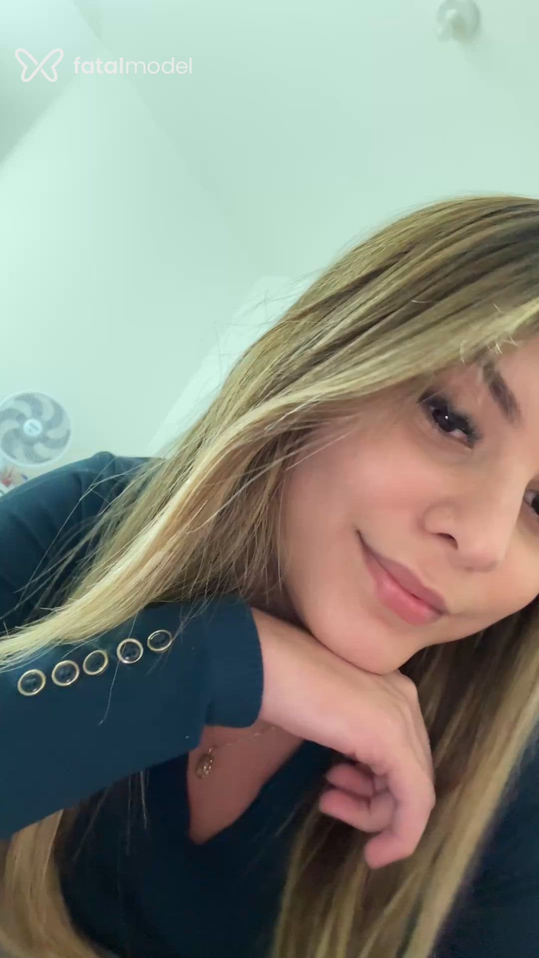 Acompanhante mulher loira (o) de olhos castanhos - Mello
