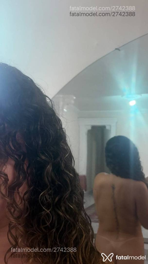 Acompanhante mulher loira (o) de olhos castanhos - Melissa